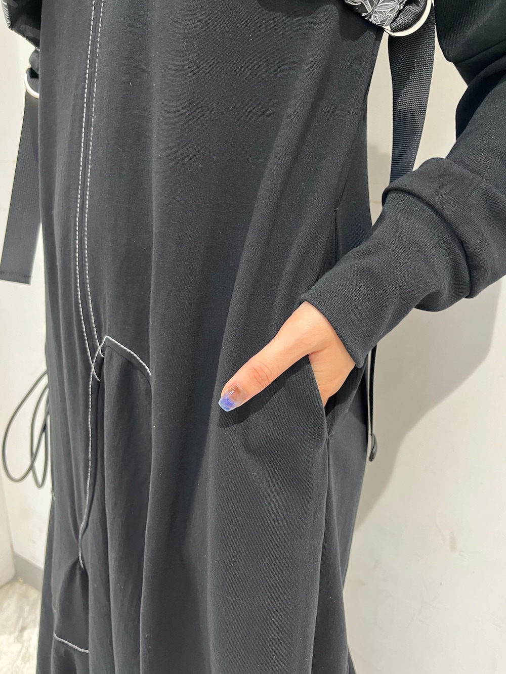 ブラック系のワンピース、ブラック系のベスト、シルバー系のブーツを着用したレディースの秋コーディネートの8枚目の写真