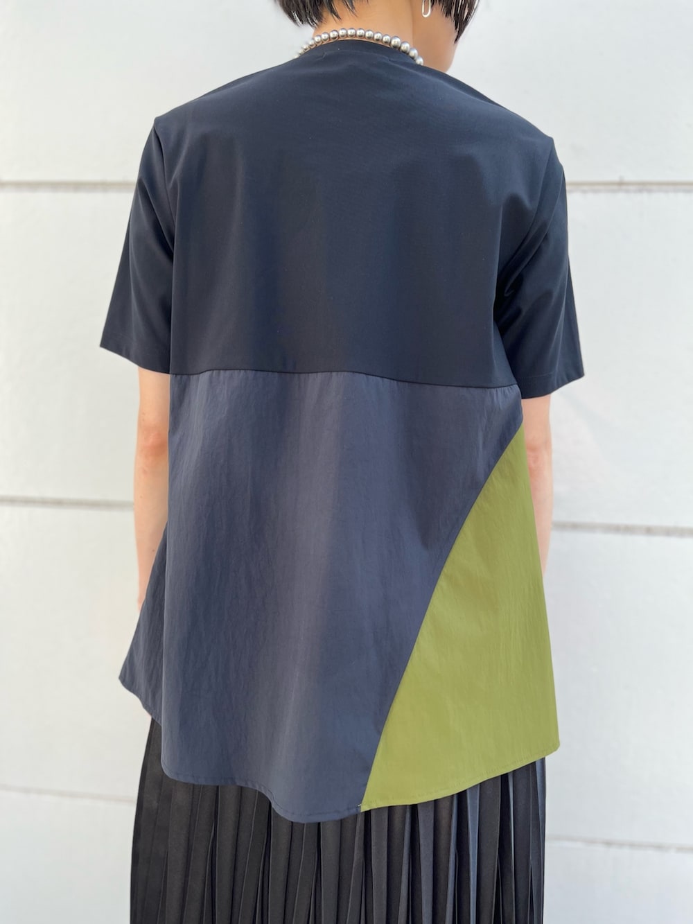 その他のサンダル、その他のTシャツ/カットソー、ブラック系のスカートを着用したレディースの夏コーディネートの8枚目の写真