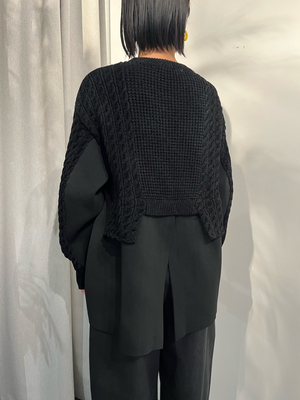 ブラック系のニット/セーター、ブラック系のその他パンツ、その他のブーツを着用したレディースの夏コーディネートの9枚目の写真