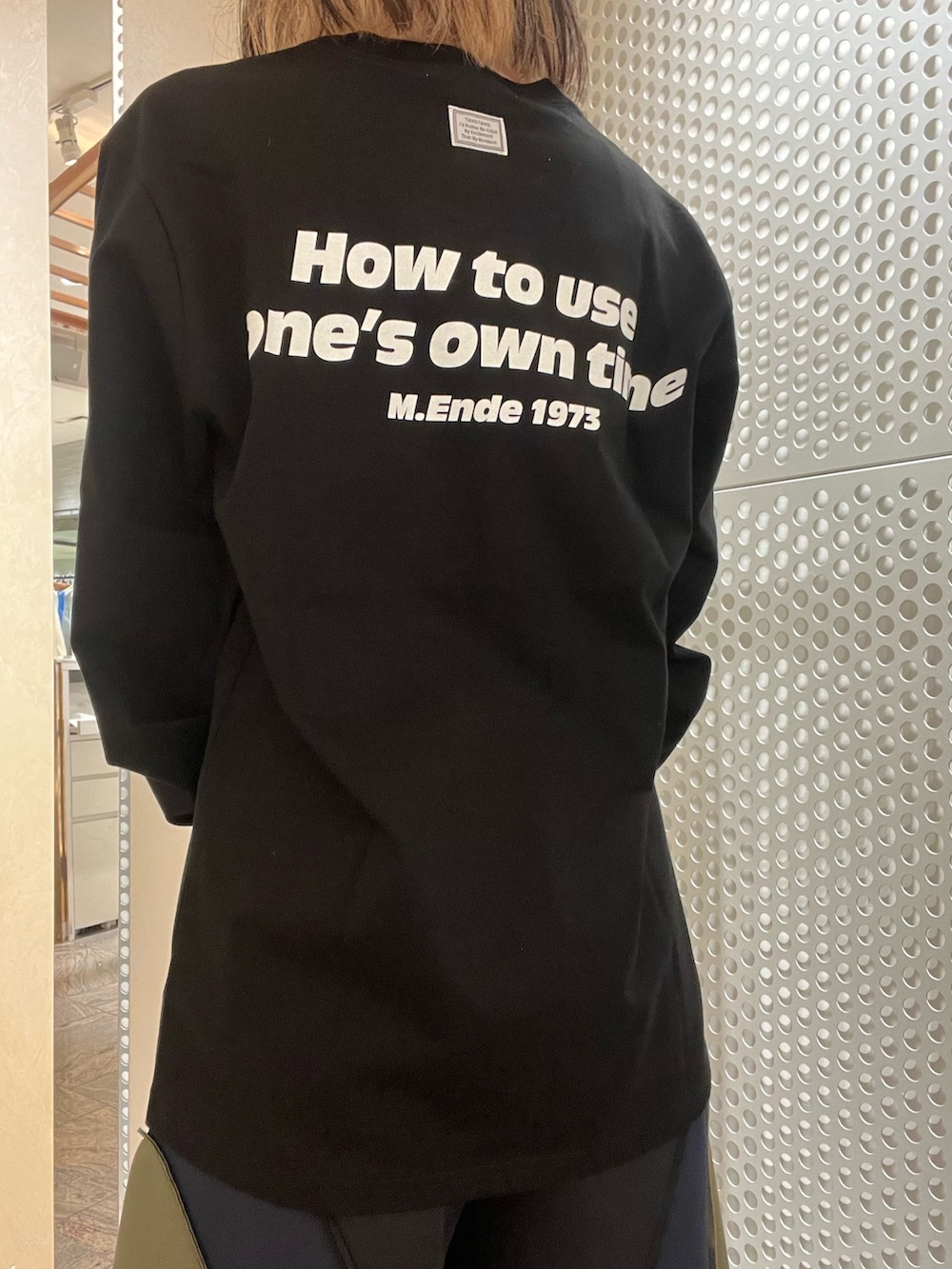 ブラック系のTシャツ/カットソー、ベージュ系のショルダーバッグ、その他のその他パンツを着用したレディースの秋コーディネートの5枚目の写真