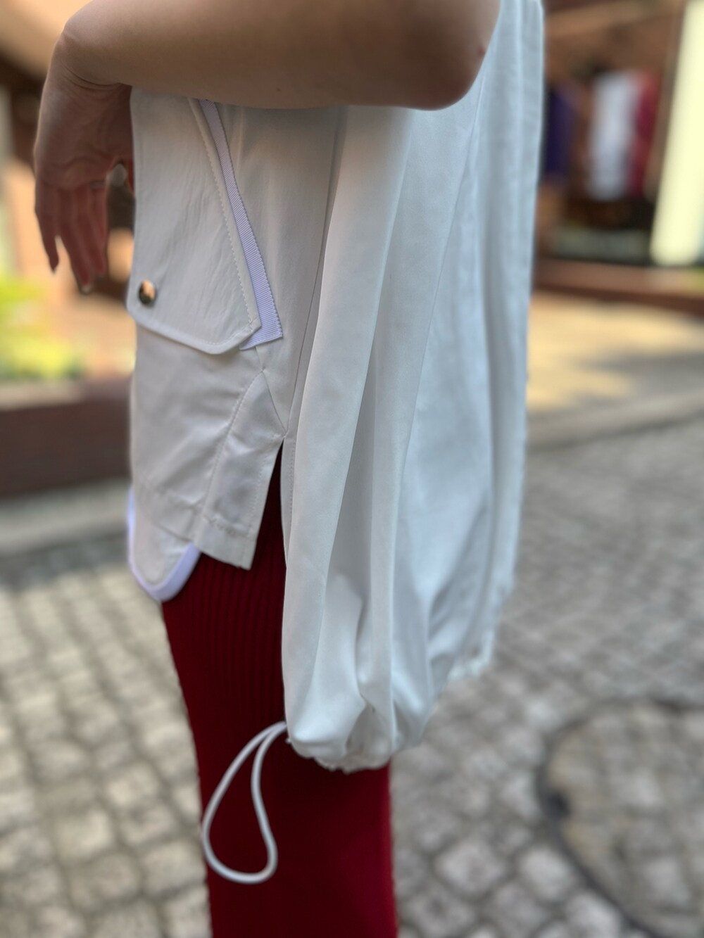 グレー系のMA-1、ホワイト系のTシャツ/カットソー、レッド系のスカートを着用したレディースの秋コーディネートの6枚目の写真