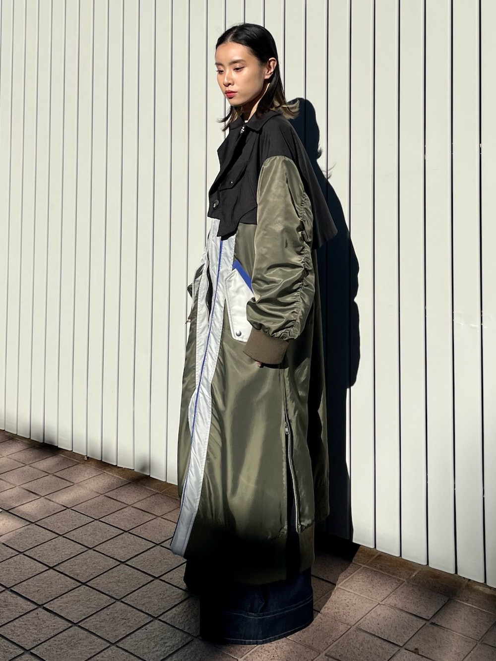 ブラック系のその他アウター、ブルー系のデニムパンツ、ブラック系のブーツを着用したレディースの冬コーディネートの2枚目の写真