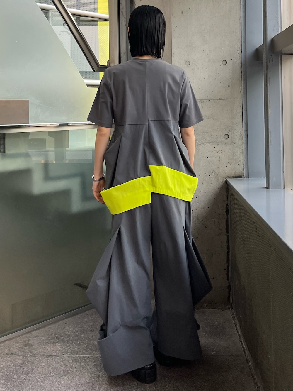 ブラック系のサンダル、グレー系のTシャツ/カットソー、グレー系のその他パンツを着用したレディースの冬コーディネートの3枚目の写真