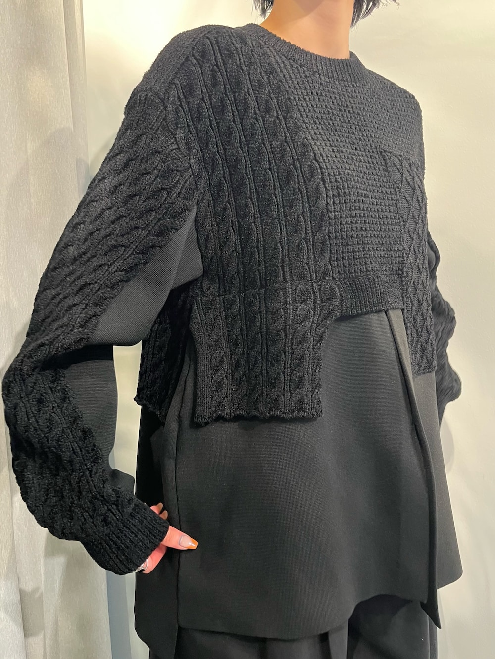 ブラック系のニット/セーター、ブラック系のその他パンツ、その他のブーツを着用したレディースの夏コーディネートの7枚目の写真