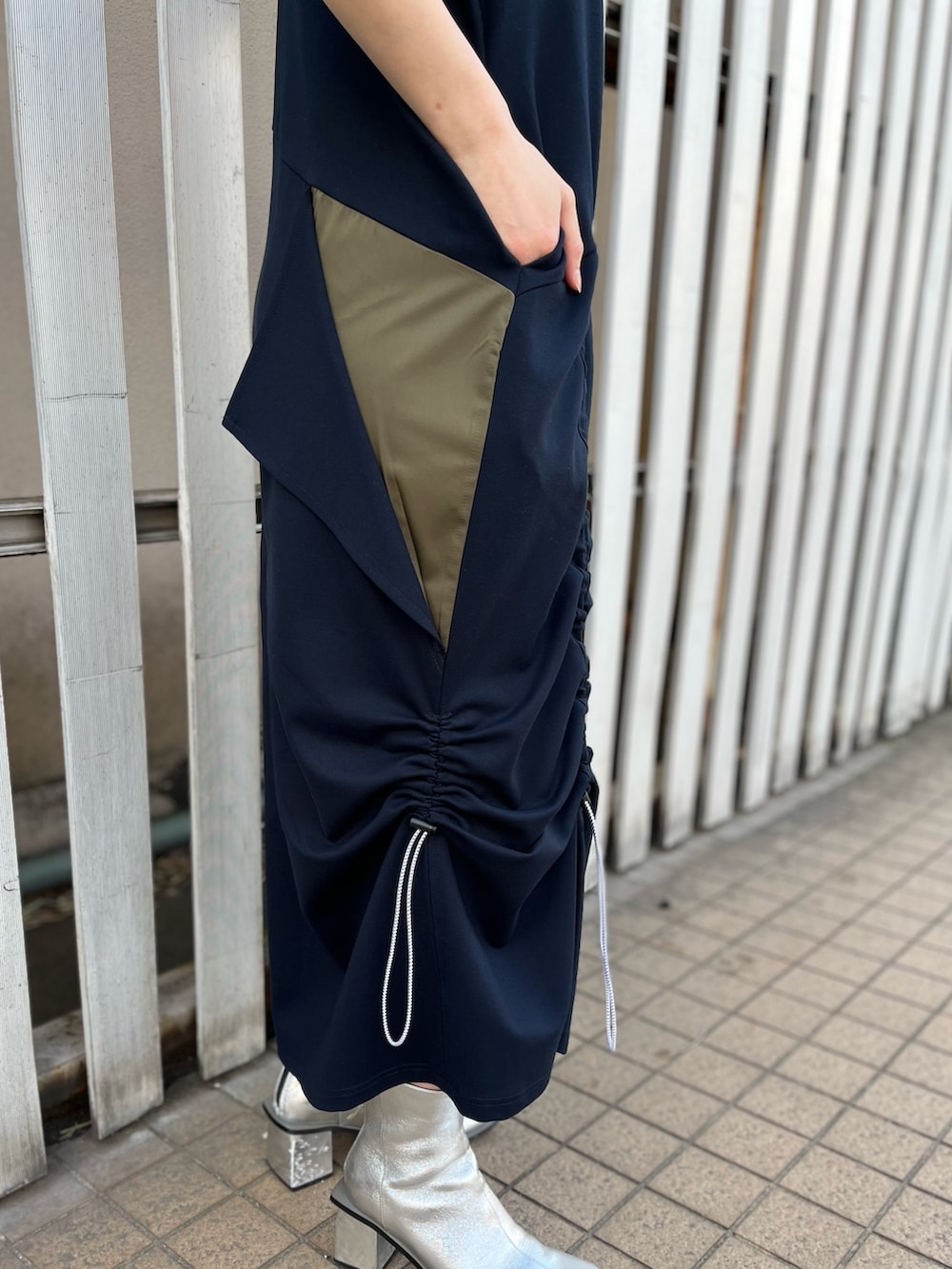 その他のワンピース、ホワイト系のデニムジャケット、シルバー系のブーツを着用したレディースの春コーディネートの10枚目の写真