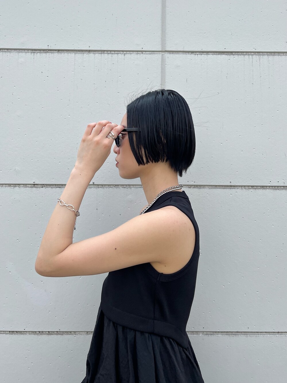 ブラック系のタンクトップ、ブラック系のその他パンツ、ブラック系のサンダルを着用したレディースの春コーディネートの6枚目の写真