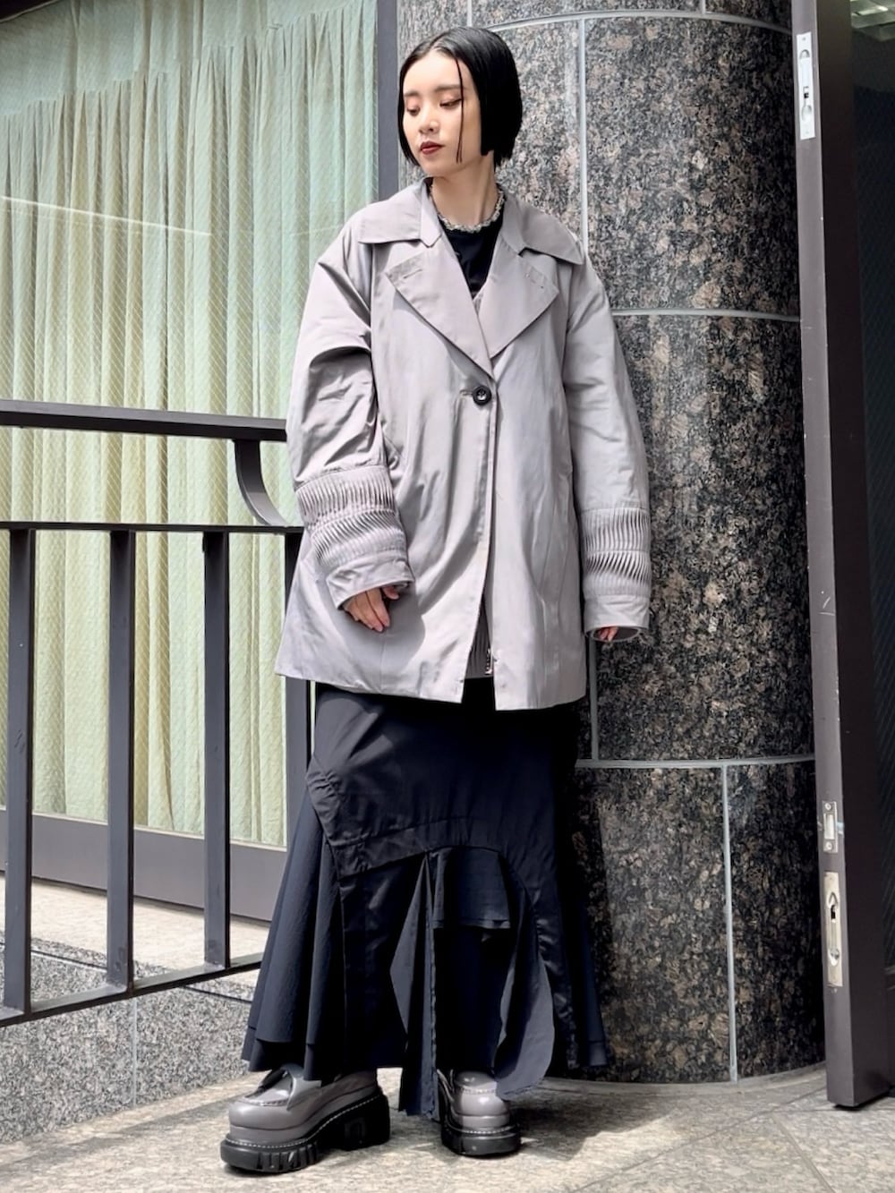 ブラック系のスカート、ブラック系のTシャツ/カットソー、グレー系のローファーを着用したレディースの夏コーディネートの3枚目の写真