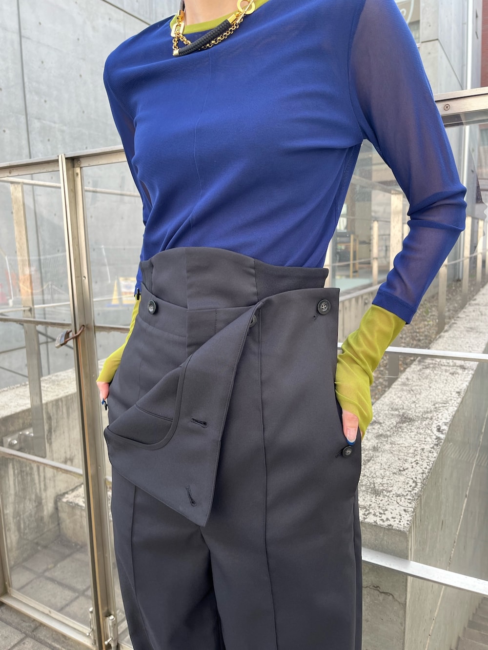 ブルー系のTシャツ/カットソー、ブラック系のその他パンツ、ベージュ系のブーツを着用したレディースの春コーディネートの7枚目の写真