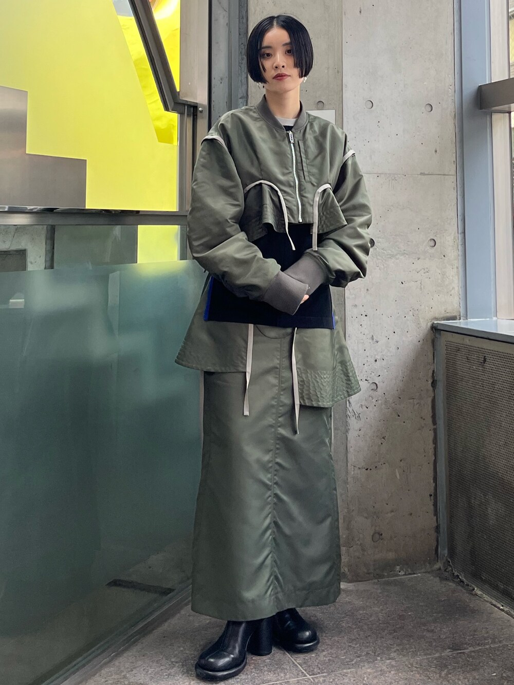 ベージュ系のMA-1、ベージュ系のスカート、ブラック系のニット/セーターを着用したレディースの秋コーディネートの3枚目の写真