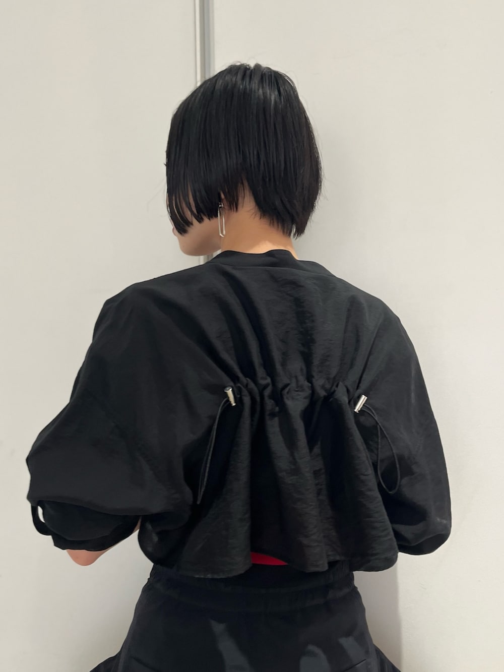 ブラック系のニット/セーター、ブラック系のシャツ/ブラウス、ブラック系のその他パンツを着用したレディースの春コーディネートの6枚目の写真