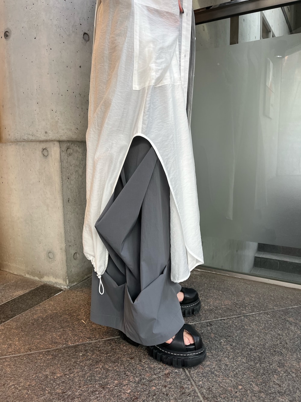 ブルー系のタンクトップ、ホワイト系のシャツ/ブラウス、グレー系のその他パンツを着用したレディースの冬コーディネートの8枚目の写真