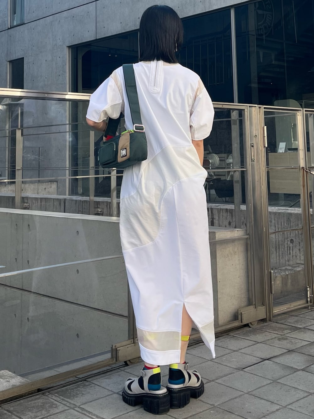 ホワイト系のワンピース、その他のボディバッグ/ウエストポーチ、グレー系のサンダルを着用したレディースの春コーディネートの2枚目の写真
