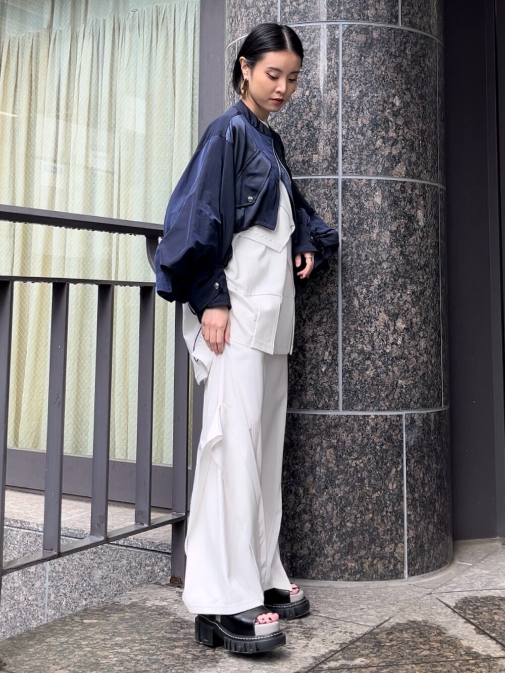 ホワイト系のTシャツ/カットソー、ホワイト系のその他パンツ、その他のサンダルを着用したレディースの春コーディネートの3枚目の写真