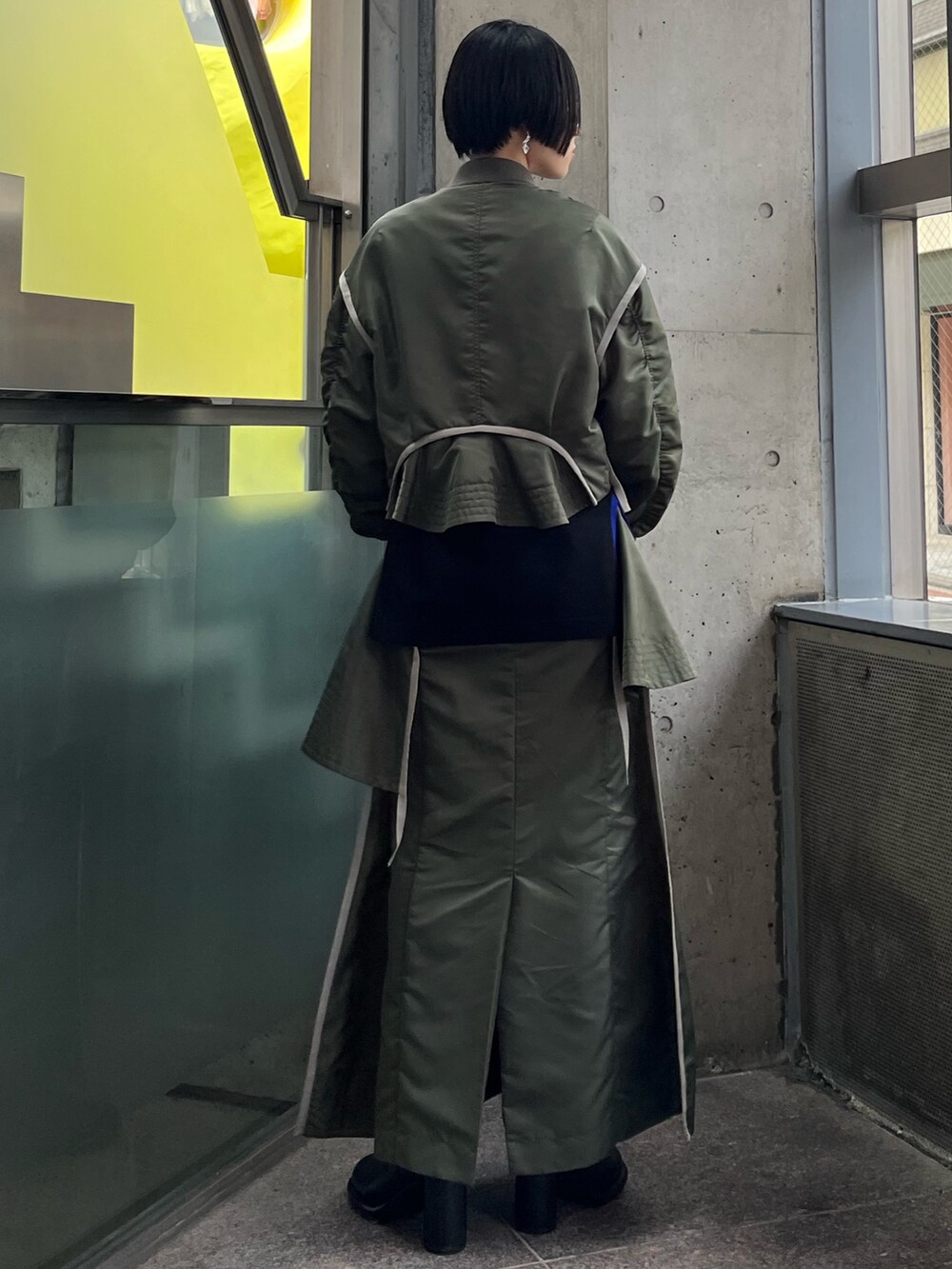 ベージュ系のMA-1、ベージュ系のスカート、ブラック系のニット/セーターを着用したレディースの秋コーディネートの4枚目の写真