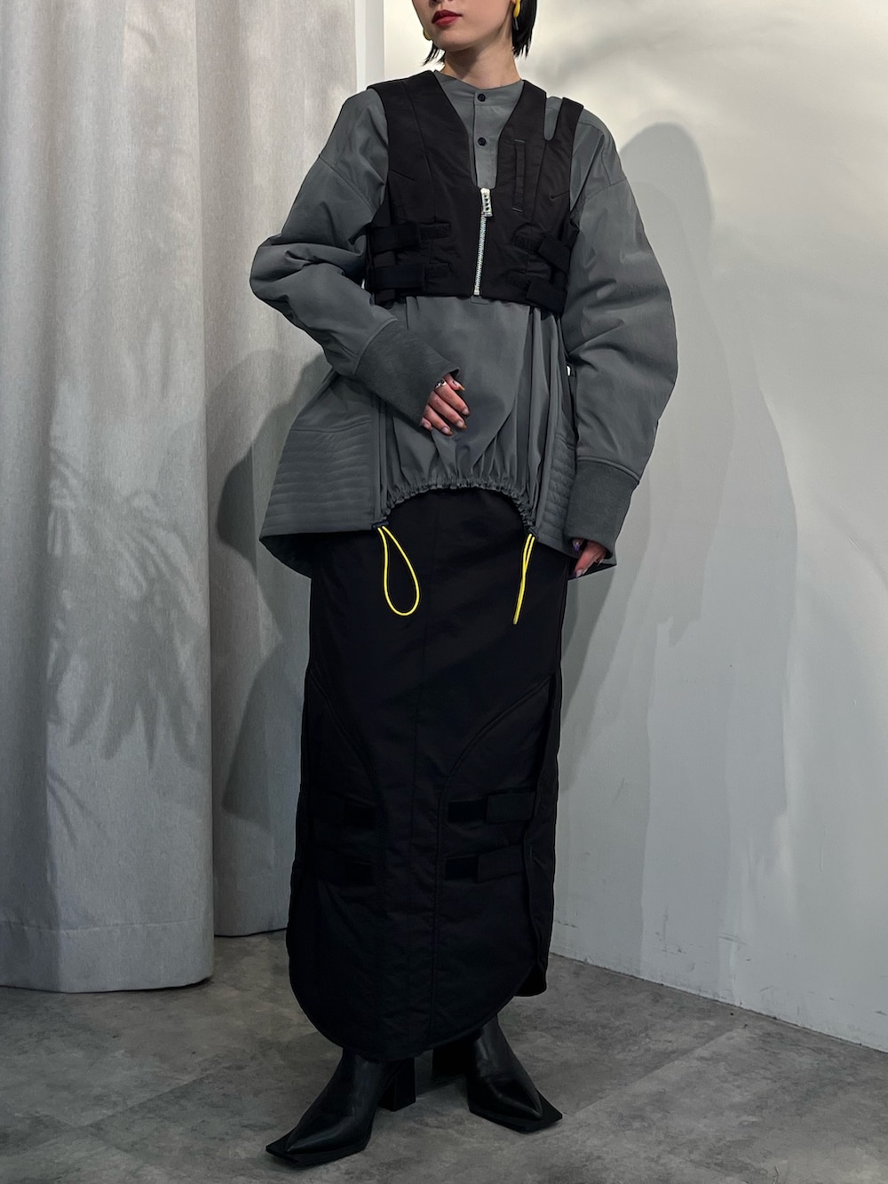 グレー系のシャツ/ブラウス、ブラック系のその他トップス、ブラック系のスカートを着用したレディースの夏コーディネートの4枚目の写真