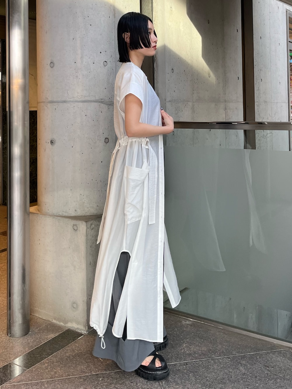 ブルー系のタンクトップ、ホワイト系のシャツ/ブラウス、グレー系のその他パンツを着用したレディースの冬コーディネートの4枚目の写真