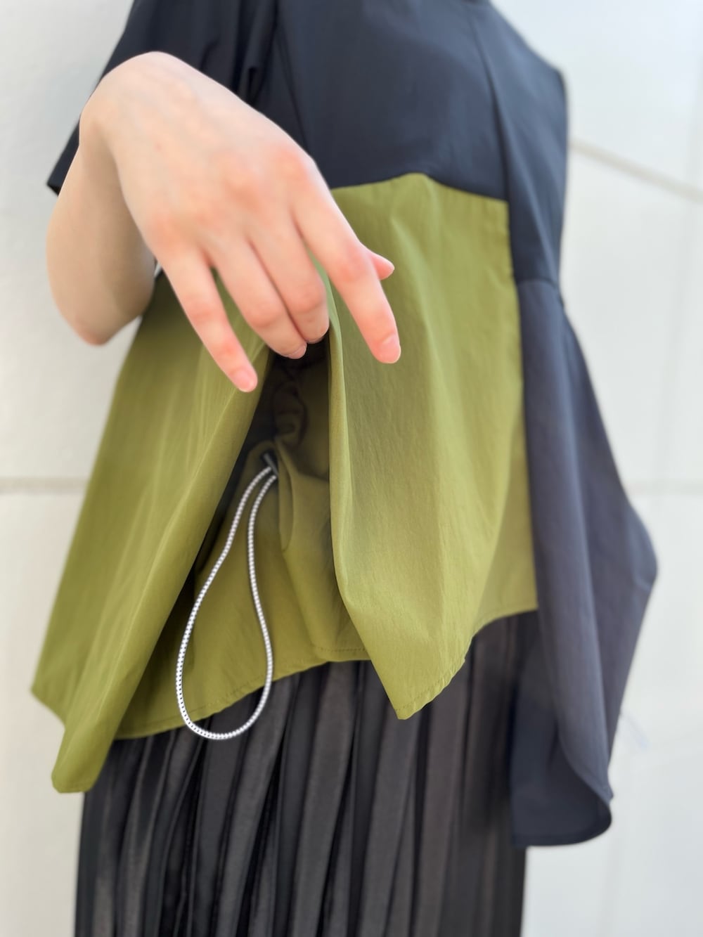 その他のサンダル、その他のTシャツ/カットソー、ブラック系のスカートを着用したレディースの夏コーディネートの6枚目の写真