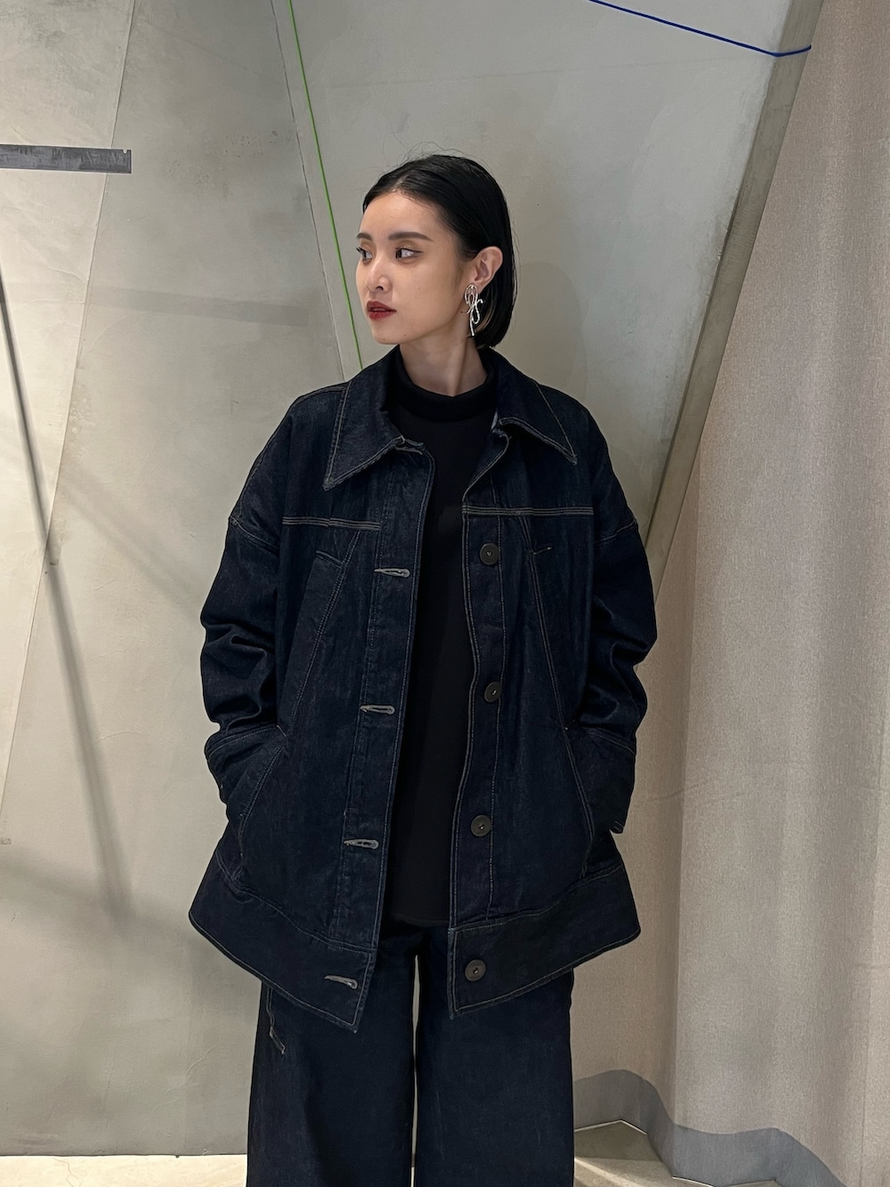 ブルー系のデニムジャケット、ブルー系のデニムパンツ、その他のサンダルを着用したレディースの春コーディネートの6枚目の写真