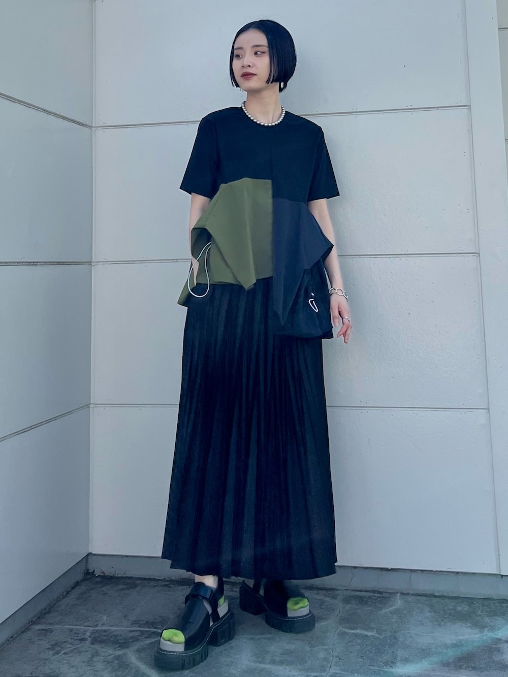 その他のサンダル、その他のTシャツ/カットソー、ブラック系のスカートを着用したレディースの夏コーディネートの3枚目の写真