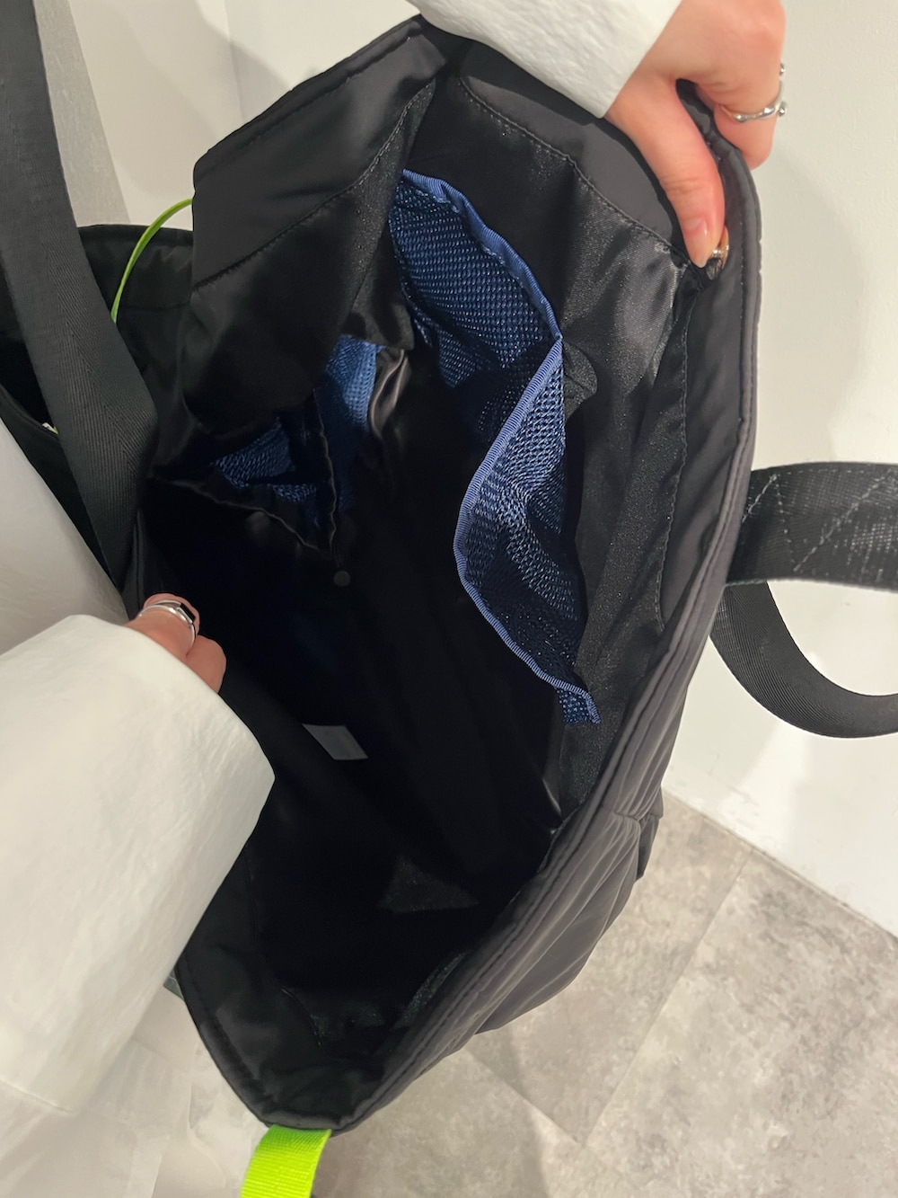 ホワイト系のシャツ/ブラウス、ホワイト系のスカート、シルバー系のブーツを着用したレディースの冬コーディネートの8枚目の写真