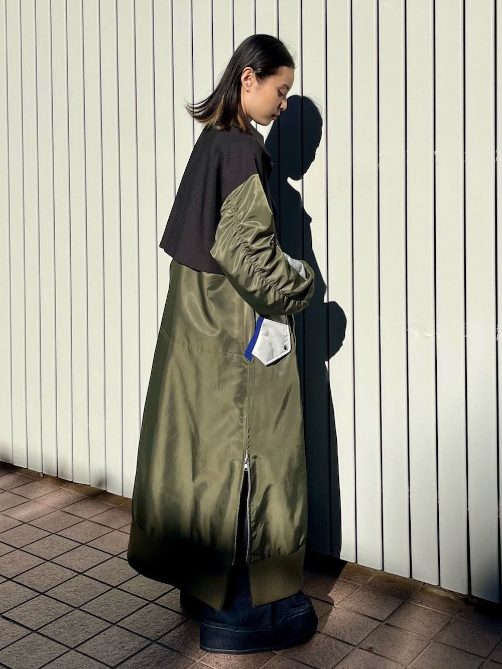 ブラック系のその他アウター、ブルー系のデニムパンツ、ブラック系のブーツを着用したレディースの冬コーディネートの3枚目の写真