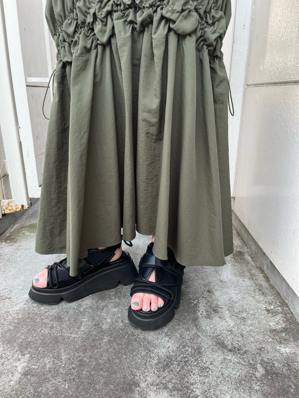 その他のタンクトップ、グリーン系のスカート、ブラック系のボディバッグ/ウエストポーチを着用したレディースの春コーディネートの10枚目の写真