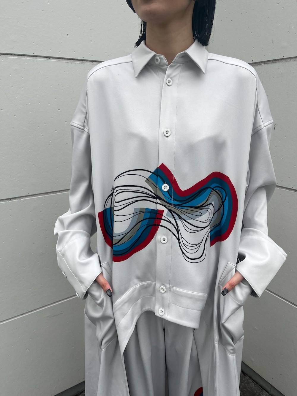 ホワイト系のシャツ/ブラウス、ホワイト系のその他パンツ、シルバー系のブーツを着用したレディースの冬コーディネートの6枚目の写真