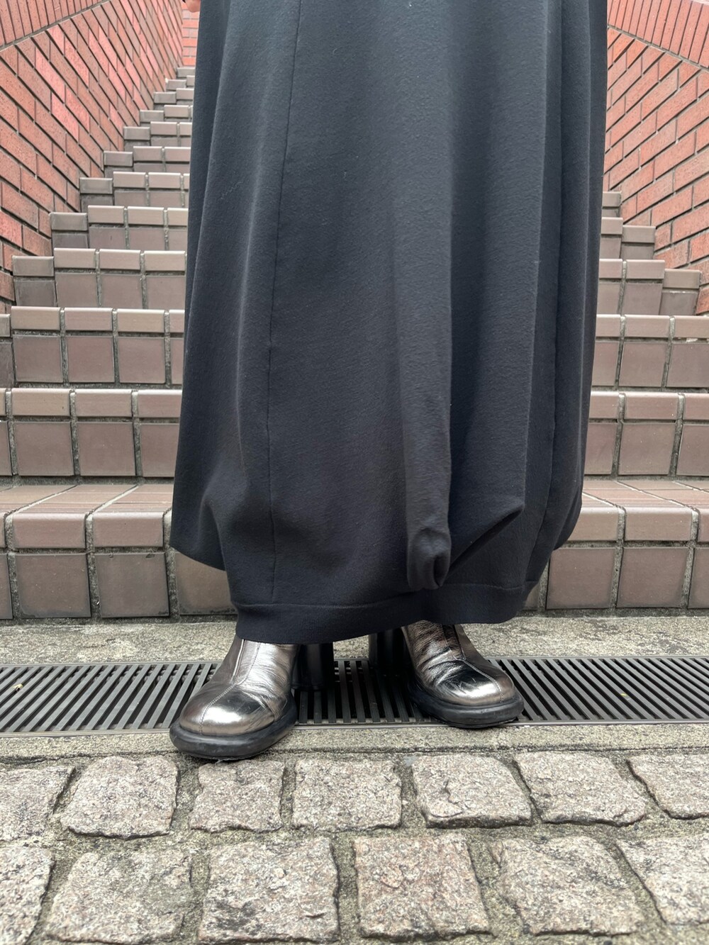 ブラック系のワンピース、シルバー系のブーツ、ブラウン系のネックレスを着用したレディースの秋コーディネートの7枚目の写真