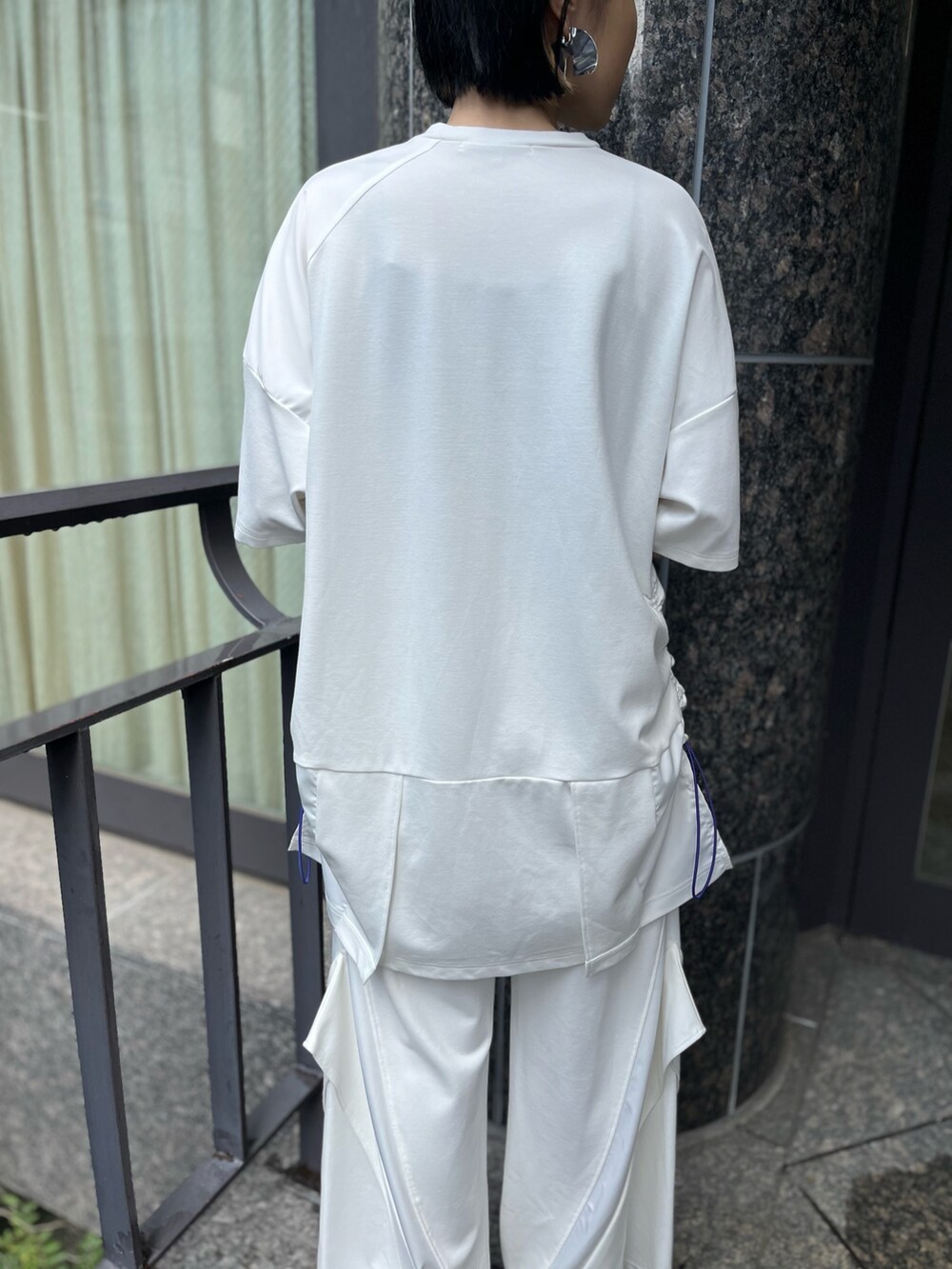 ホワイト系のTシャツ/カットソー、ホワイト系のその他パンツ、その他のサンダルを着用したレディースの春コーディネートの9枚目の写真