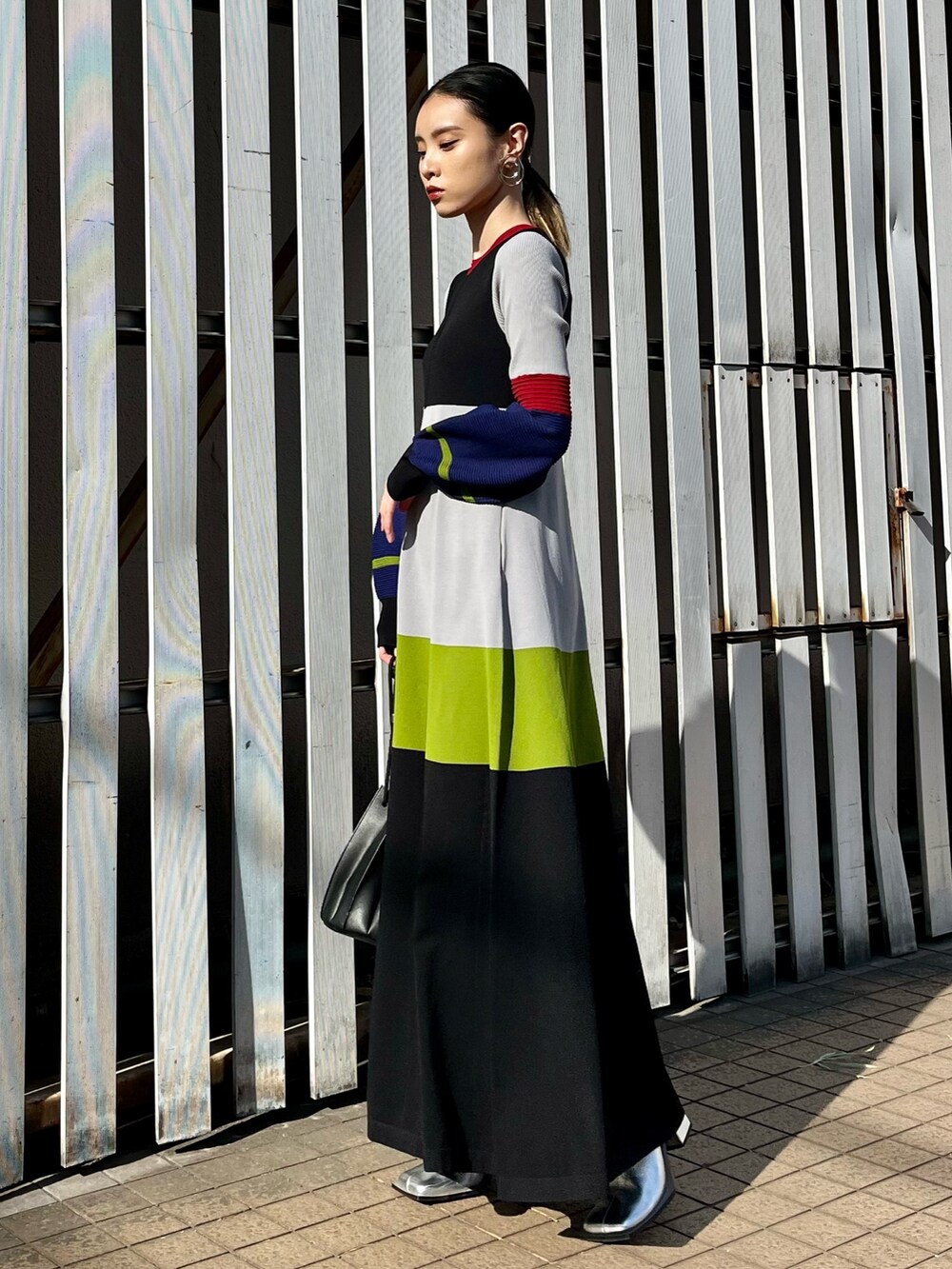 その他のワンピース、シルバー系のブーツ、ブラック系のショルダーバッグを着用したレディースの冬コーディネートの2枚目の写真