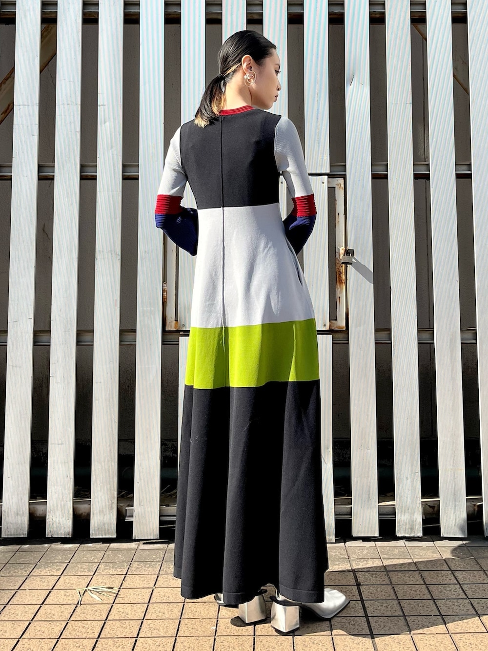 その他のワンピース、シルバー系のブーツ、ブラック系のショルダーバッグを着用したレディースの冬コーディネートの4枚目の写真