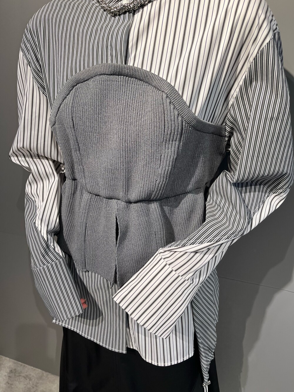 グレー系のシャツ/ブラウス、ブラック系のスカート、シルバー系のブーツを着用したレディースの秋コーディネートの6枚目の写真