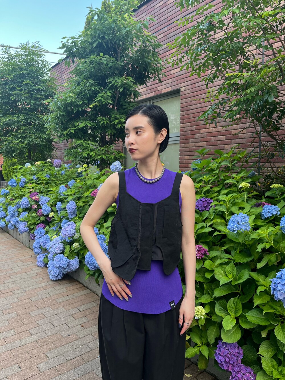 ブラック系のその他トップス、ブラック系のその他パンツ、ブラック系のサンダルを着用したレディースの夏コーディネートの5枚目の写真