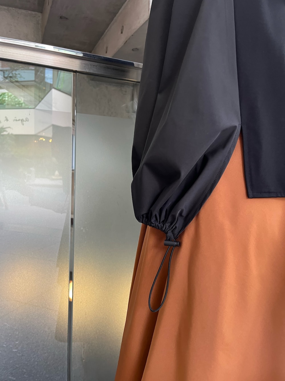 ベージュ系のトートバッグ、ブラック系のTシャツ/カットソー、イエロー系のその他パンツを着用したレディースの春コーディネートの6枚目の写真