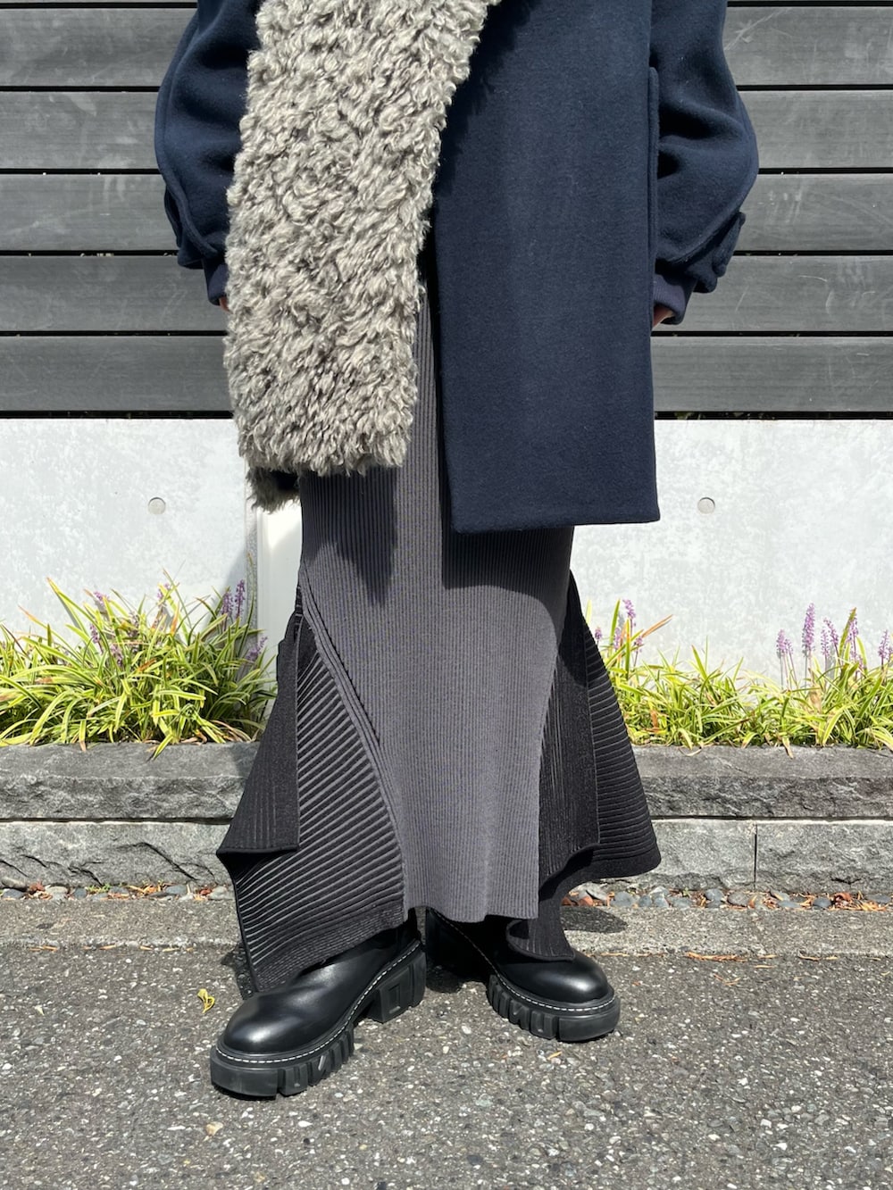 ブルー系のその他アウター、ブラック系のスカート、ブラック系のブーツを着用したレディースの秋コーディネートの10枚目の写真