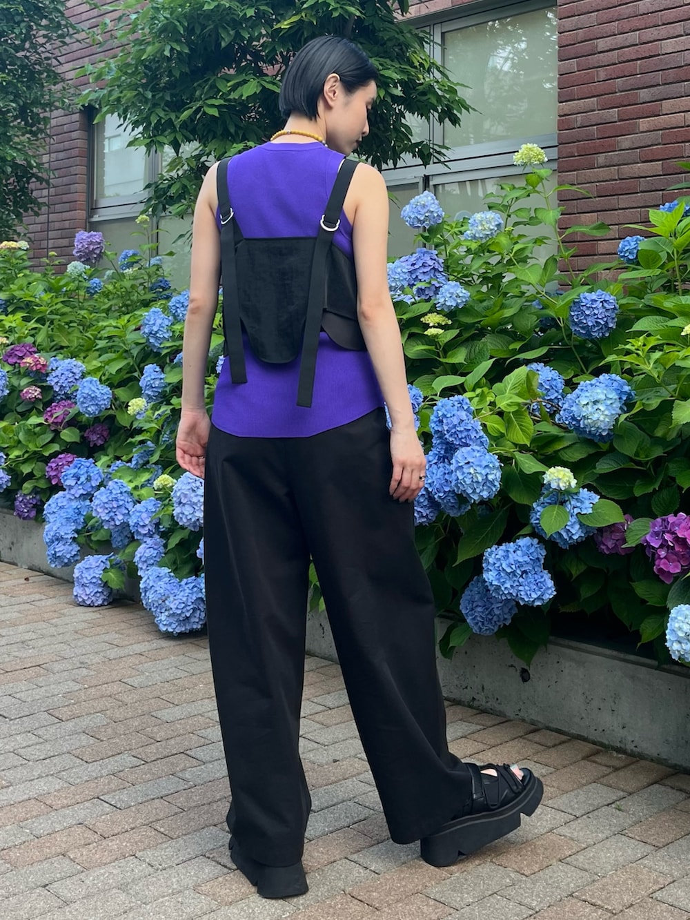 ブラック系のその他トップス、ブラック系のその他パンツ、ブラック系のサンダルを着用したレディースの夏コーディネートの2枚目の写真