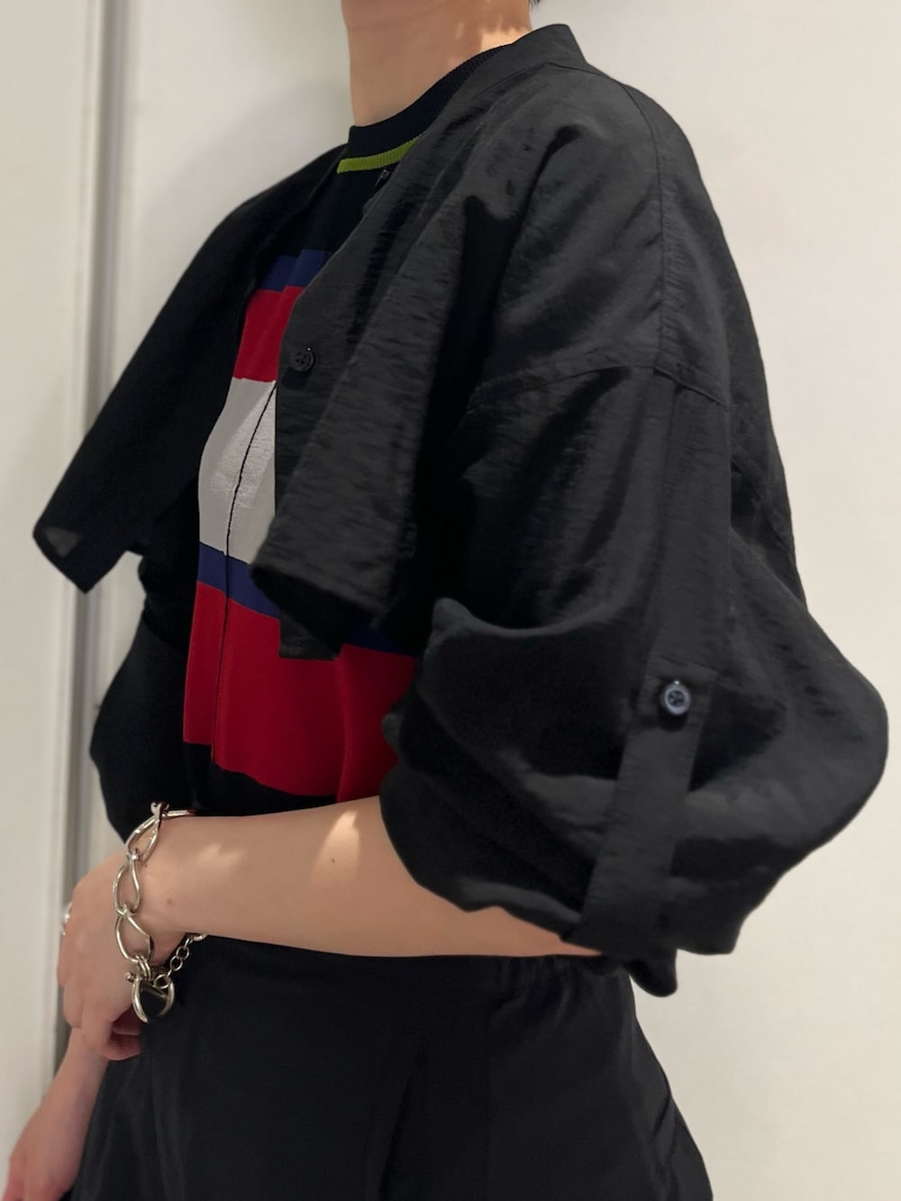 ブラック系のニット/セーター、ブラック系のシャツ/ブラウス、ブラック系のその他パンツを着用したレディースの春コーディネートの5枚目の写真