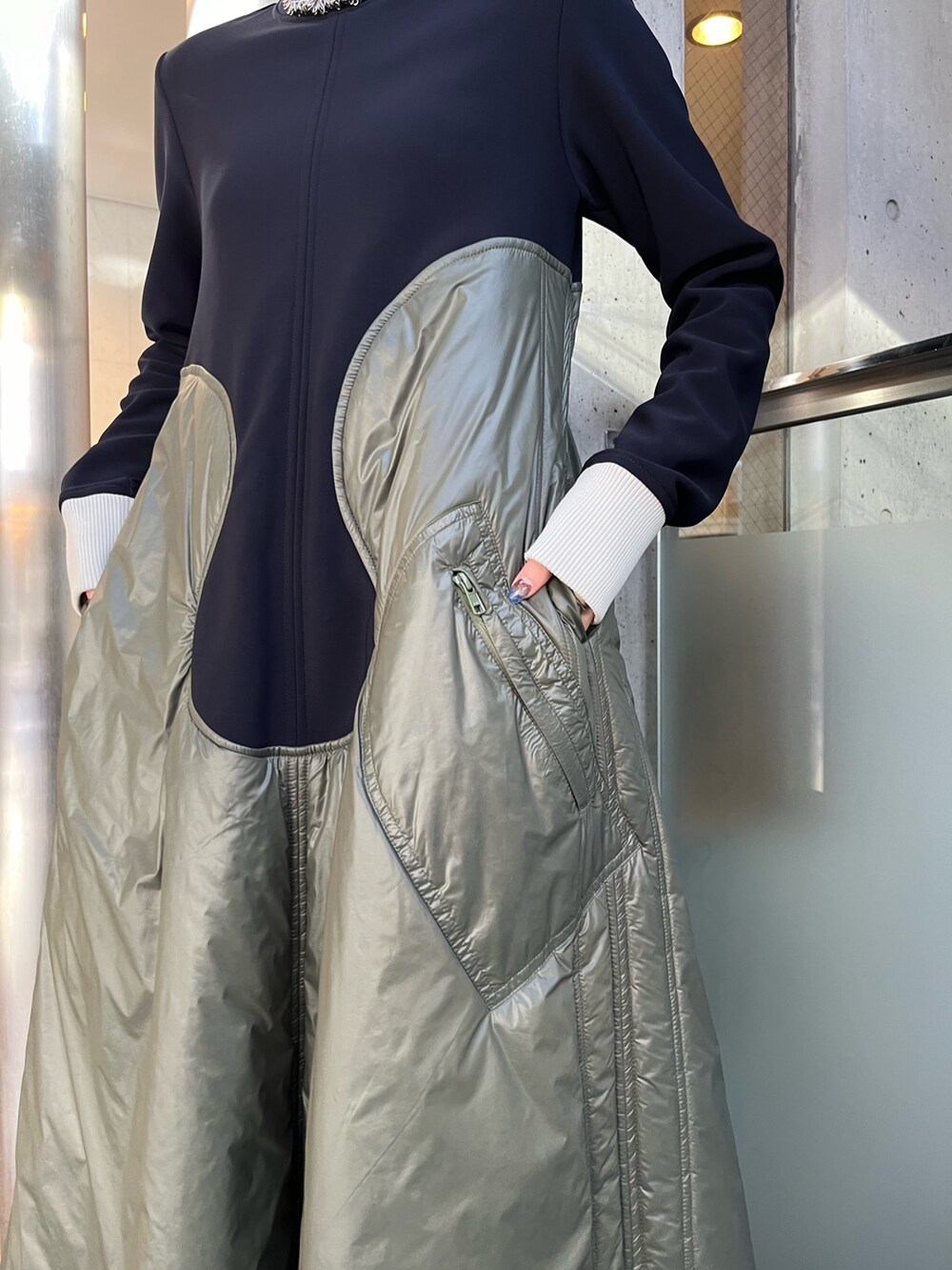 ベージュ系のワンピース、ブラック系のブーツ、シルバー系のネックレスを着用したレディースの秋コーディネートの8枚目の写真