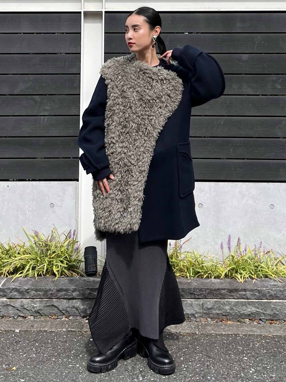 ブルー系のその他アウター、ブラック系のスカート、ブラック系のブーツを着用したレディースの秋コーディネートの2枚目の写真