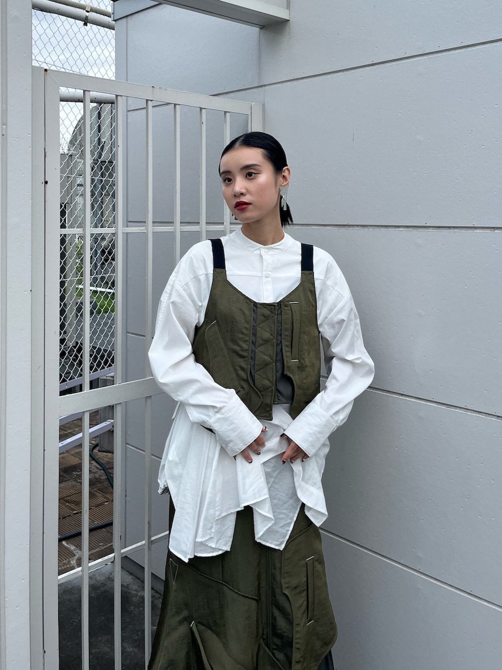 ホワイト系のシャツ/ブラウス、グリーン系のその他トップス、グリーン系のスカートを着用したレディースの秋コーディネートの7枚目の写真