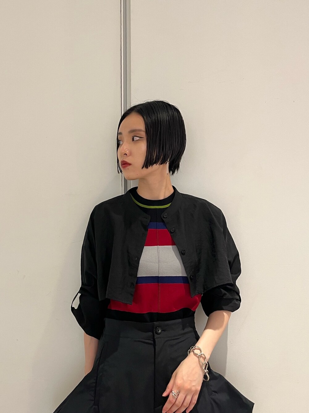 ブラック系のニット/セーター、ブラック系のシャツ/ブラウス、ブラック系のその他パンツを着用したレディースの春コーディネートの4枚目の写真