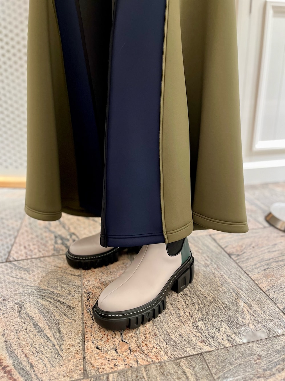 ブラック系のTシャツ/カットソー、ベージュ系のショルダーバッグ、その他のその他パンツを着用したレディースの秋コーディネートの9枚目の写真