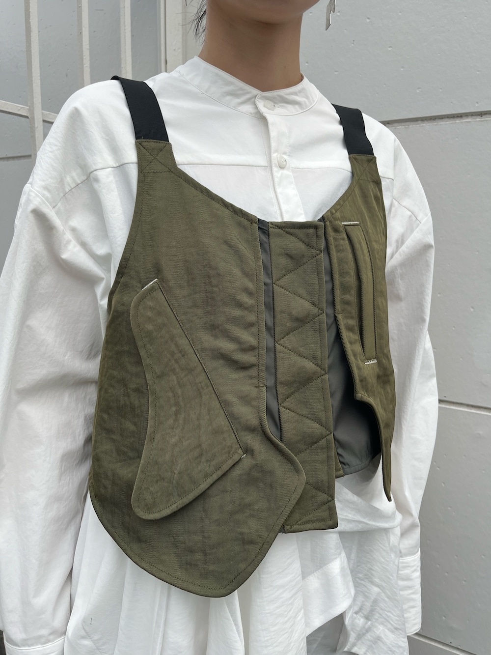 ホワイト系のシャツ/ブラウス、グリーン系のその他トップス、グリーン系のスカートを着用したレディースの秋コーディネートの8枚目の写真