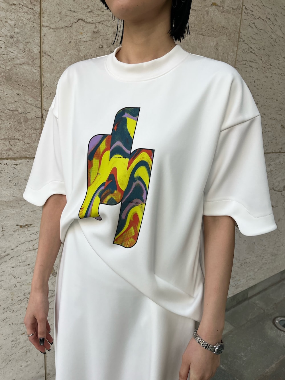 ホワイト系のワンピース、ブラック系のサンダル、ブラック系のイヤリングを着用したレディースの冬コーディネートの4枚目の写真