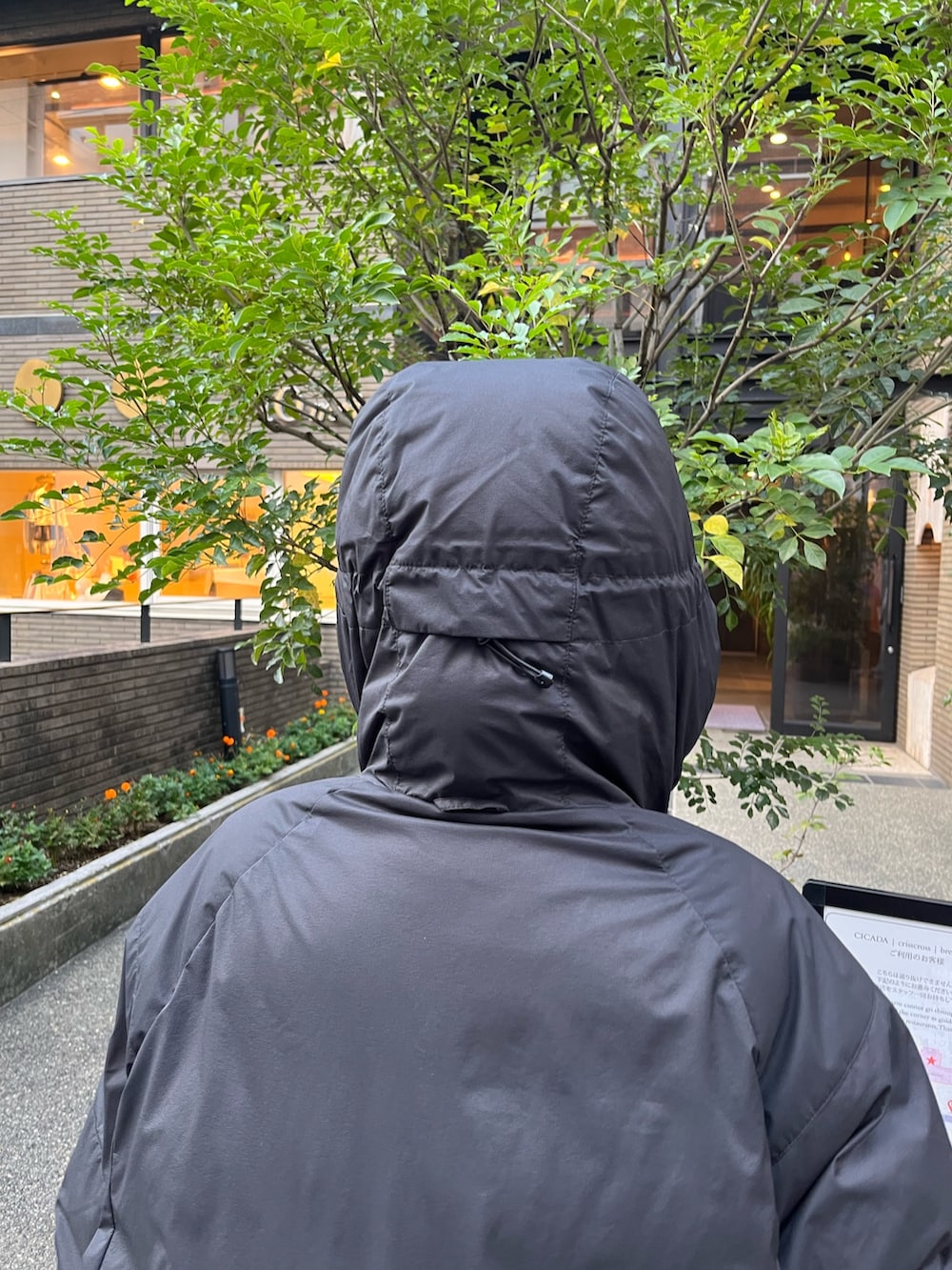 ブラック系のダウンジャケット/コート、イエロー系のスカート、ベージュ系のブーツを着用したレディースの秋コーディネートの8枚目の写真