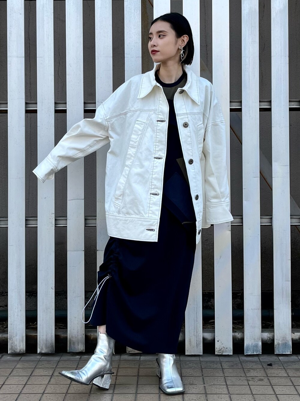 その他のワンピース、ホワイト系のデニムジャケット、シルバー系のブーツを着用したレディースの春コーディネートの3枚目の写真