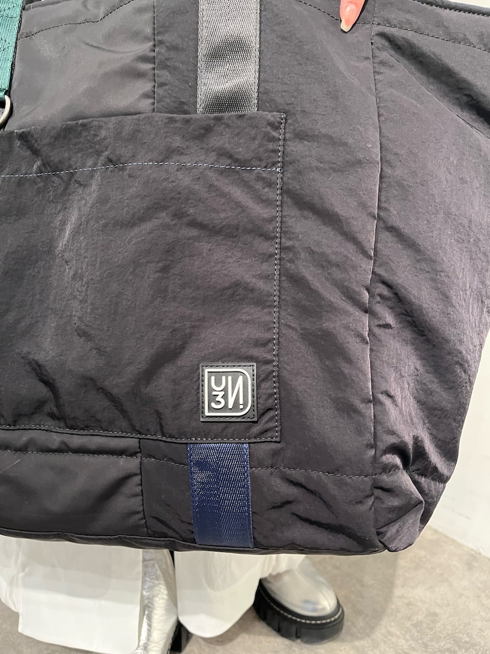 ホワイト系のシャツ/ブラウス、ホワイト系のスカート、シルバー系のブーツを着用したレディースの冬コーディネートの7枚目の写真