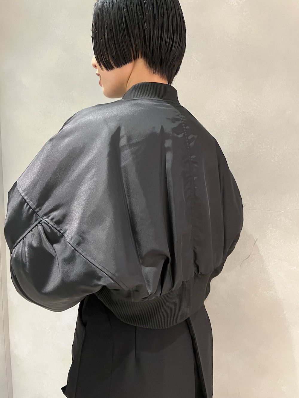 ブラック系のMA-1、ブラック系のニット/セーター、ブラック系のその他パンツを着用したレディースの冬コーディネートの7枚目の写真