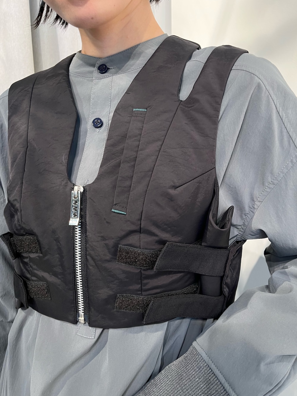 グレー系のシャツ/ブラウス、ブラック系のその他トップス、ブラック系のスカートを着用したレディースの夏コーディネートの7枚目の写真