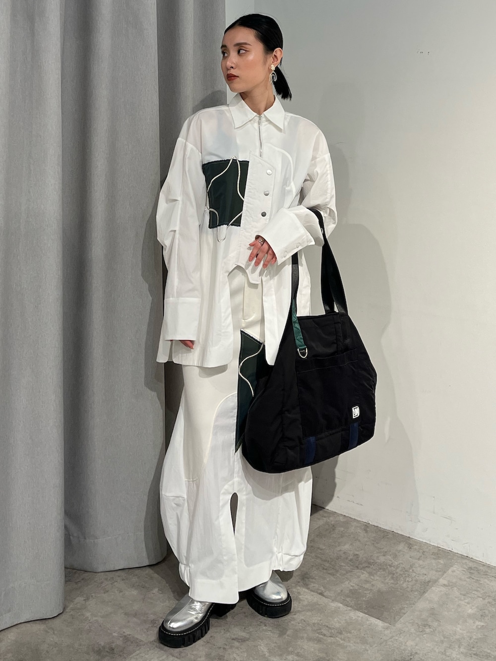 ホワイト系のシャツ/ブラウス、ホワイト系のスカート、シルバー系のブーツを着用したレディースの冬コーディネートの3枚目の写真